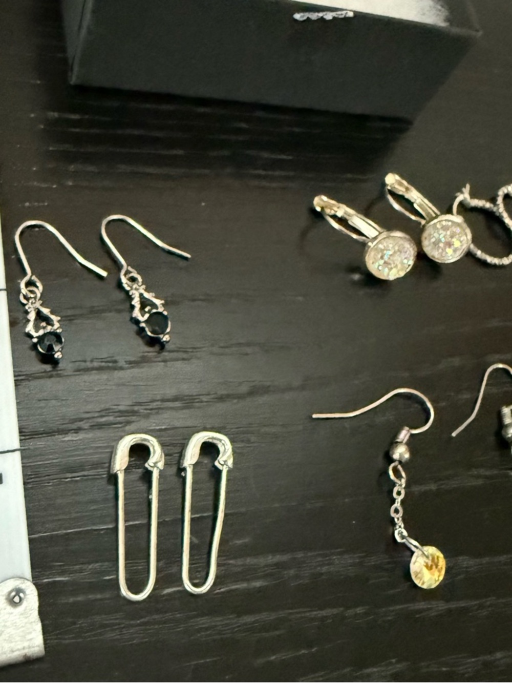 Small shop jewelry, 7 pairs of earrings and small ceramic container. - Picture 3 of 13